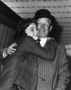 Audrey Hepburn abbraccia il cantante e attore francese Maurice Chevalier a Parigi, 25 agosto 1956