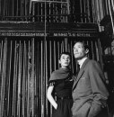 Audrey Hepburn backstage con il marito Mel Ferrer al New York theatre, 1 gennaio 1955