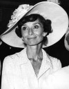 Audrey Hepburn con cappello a larghe falde durante un matrimonio, 09 ott 1973Audrey Hepburn con cappello a larghe falde durante un matrimonio, 09 ott 1973