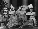 Audrey Hepburn con il cast del Christmas Party al Cambridge Theatre, 9 dicembre 1949