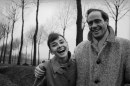 Audrey Hepburn con il marito Mel Ferrer nella campagna parigina, 1 gennaio 1956