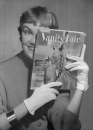 Audrey Hepburn con magazine Vanity Fair, 26 febbraio 1954