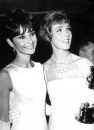 Audrey Hepburn e Julie Andrews alla cerimonia degli Academy Awards ceremonies di Santa Monica, 5 aprile 1965