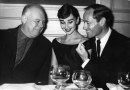 Audrey Hepburn in un ristorante di Parigi con Mel Ferrer e Jean Renoir, 1 ottobre 1955