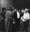 Audrey Hepburn,  nelle vesti di Eliza Doolittle, Rex Harrison and Wilfrid Hyde-White, sul set di My Fair Lady diretto da George Cukor, 1 gennaio 1963