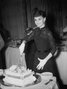 Audrey Hepburn taglia la torta \'Welcome Home\' al Claridges Hotel, 21 maggio 1953