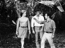 Francois Truffaut dirige Catherine Deneuve e Jean-Paul Belmondo sul set di Mississippi Mermaid (La Sirène du Mississippi) sull'isola di Reunion, 9 gen 1968