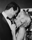 Marilyn Monroe riceve il Golden Globe da Rock Hudson, 12 mar 1962