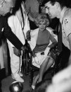 Marilyn Monroe Marilyn Monroe lascia la clinica di New York, 2 lug 1961