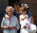 Neil Jordan tra la mamma e la nuova moglie Brenda Rawn, 30 giug 2004