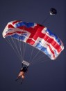 Olimpiadi 2012: la Regina si butta con il paracadute!