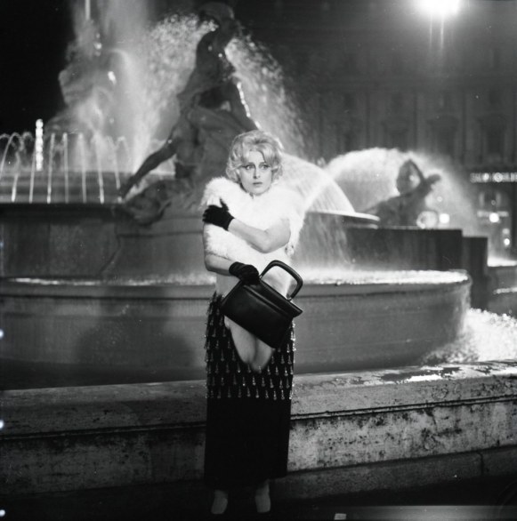 Risate di gioia - Anna Magnani vicino  la fontana