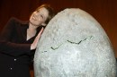 Sigourney Weaver, egg prop from the movie Aliens,  ceremony at the museum in Washington, DC., 10 dic 2003