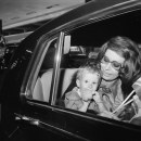 Sophia Loren, con Edoardo Ponti, aeroporto di Londra, 26 giu 1974