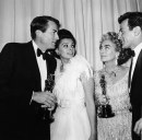 Gregory Peck, Sophia Loren, Joan Crawford e Maximilian Schell, backstage Academy Awards, 08 apr 1963